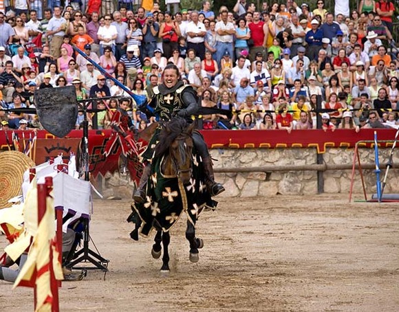 Torneo de caballos en el festival medieval